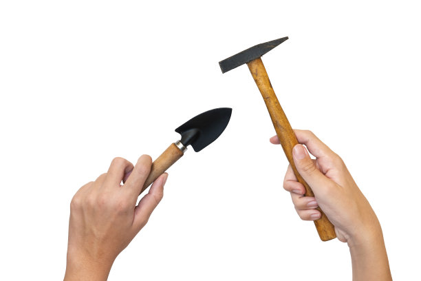 一个拿着锤子和铲子的男孩。给孩子们的建筑和工程创意。白色背景和隔离。图片下载