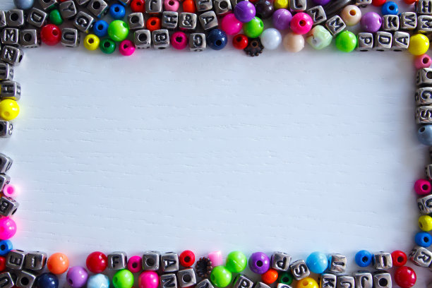 背景由不同颜色的珠子与数字和符号图片下载