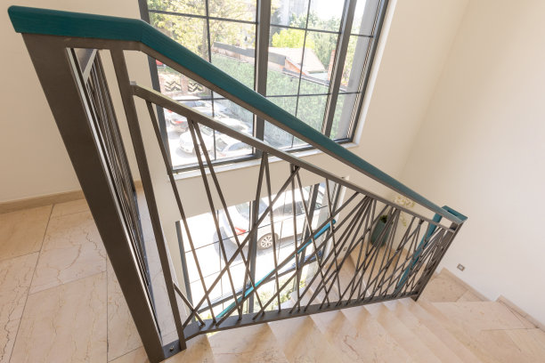 酒店内部有金属扶手的大理石楼梯图片下载