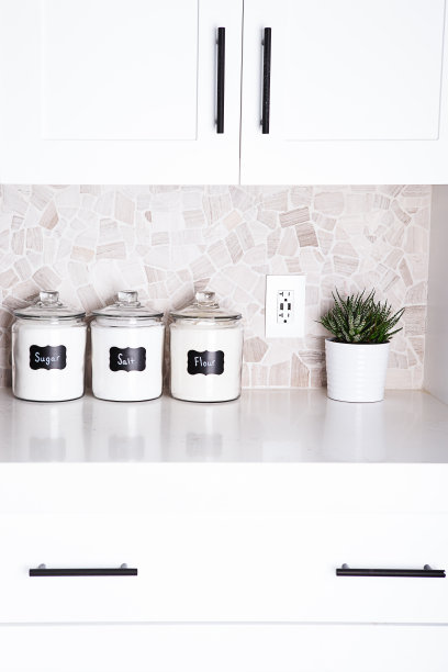 一套装有糖、盐和面粉的玻璃罐图片下载