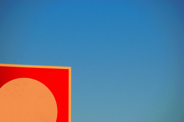 广告牌;标志;设计;海报;抽象的;红色;黄色;蓝色;天空;销售;出售;销售;宣传;背景;在户外;颜色;色彩鲜艳;美;美丽的;吸引;有吸引力的;背景;广告;广告;城市;城市天际线;城市;城市天际线;展望图片下载