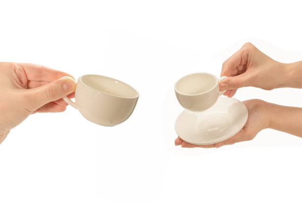 女人手里的空咖啡杯孤立在白色上。图片下载