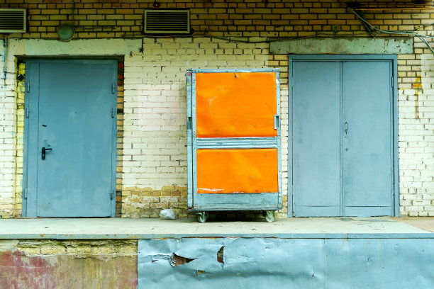 仓库入口用手推车运输图片下载