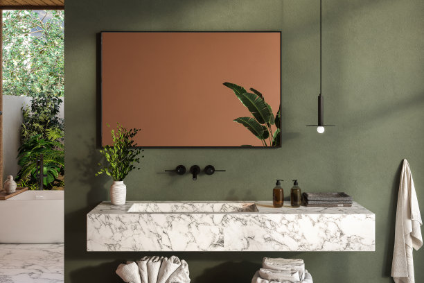 现代浴室配有皂液器、毛巾、植物、黑框镜子、吊灯和绿色墙壁。非常适合在时尚的大理石盆上展示您的产品。三维渲染图片下载