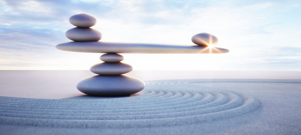 跷跷板堆石头图片下载