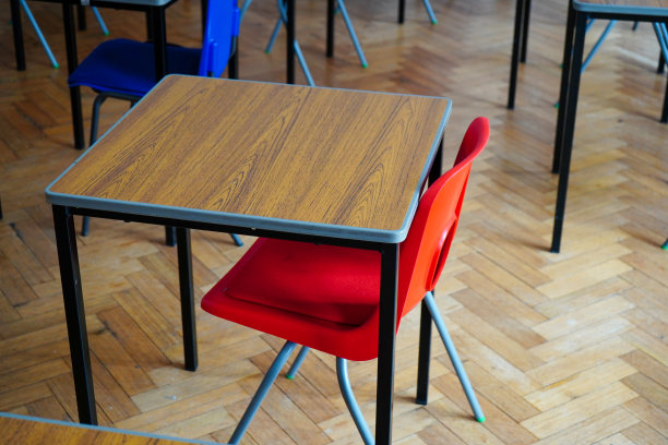 红色的学校教室桌椅图片下载