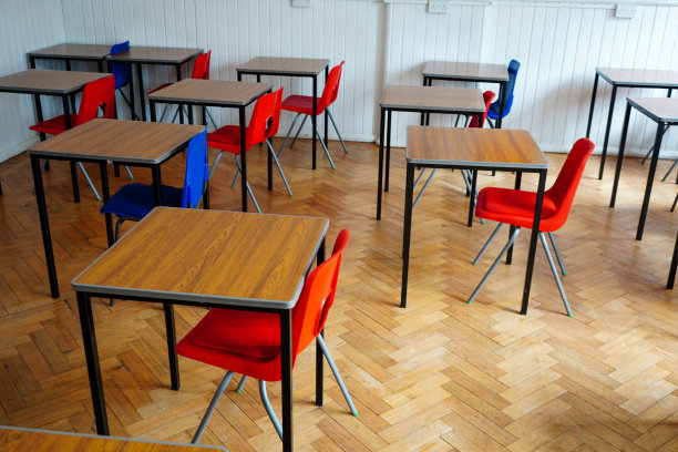 红色的学校教室桌椅图片下载