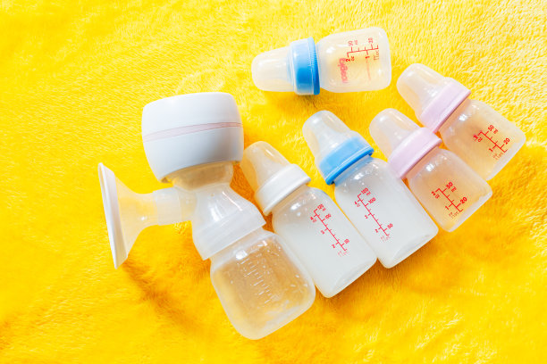 婴儿奶瓶及电动吸乳器，自动电动吸乳器，新妈妈为新生儿储存奶水图片下载