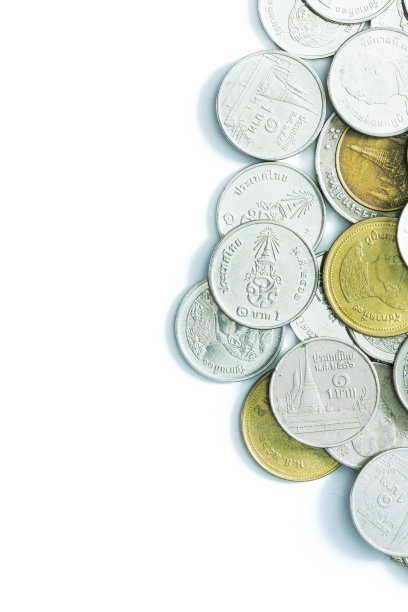 泰铢硬币孤立白色背景，硬币堆在白色背景上。钱币用于金融、商业。俯视图图片下载