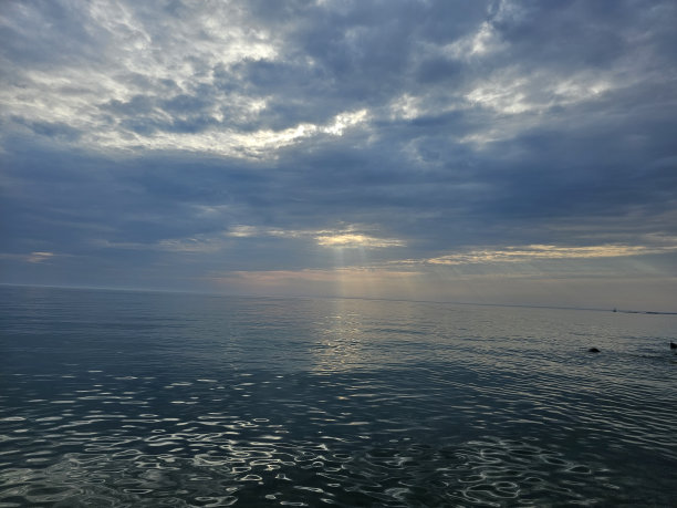 休伦湖日落戈德里奇海滩石头岩石悬崖清澈的水晚上安大略省加拿大景观图片下载