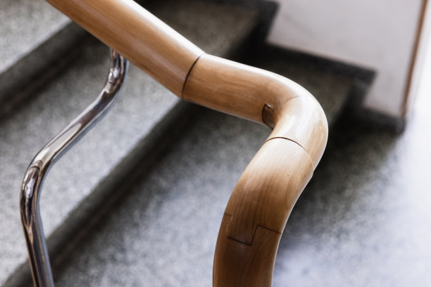 抽象的室内设计，弯曲的木质扶手特写照片图片下载