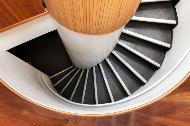 现代螺旋楼梯往下走，俯视图，抽象建筑图片下载