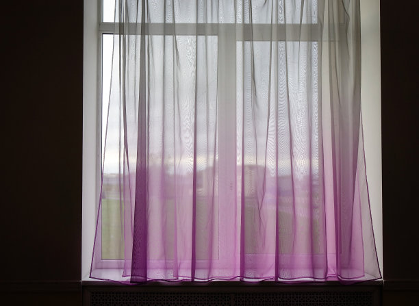 阳光透过透明的窗帘图片下载