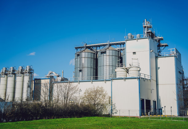 在蓝天背景下储存谷物收获的现代筒仓。图片下载