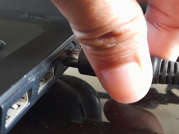 将充电器插头插入笔记本电脑图片下载