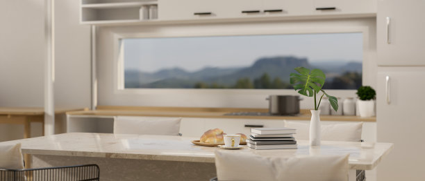 一个美丽的豪华白色大理石厨房餐桌在一个现代的白色厨房。图片下载