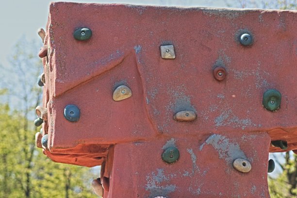 操场上的攀岩墙图片下载