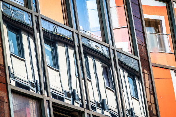 典型的现代办公大楼倒影图片下载