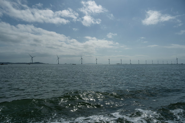 拍摄海上风力发电船上图片下载