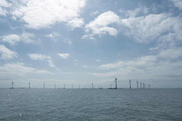 拍摄海上风力发电船上图片下载