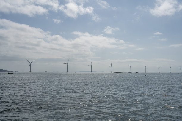 拍摄海上风力发电船上图片下载