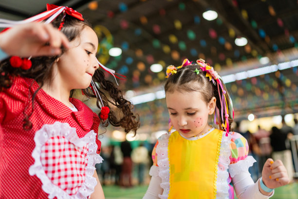 六月节日上跳舞的小女孩图片下载