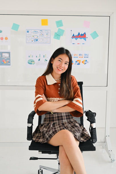 妇女坐在数据报告图表板的肖像。高质量照片图片下载