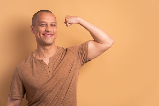 一个人在摄影棚里伸展手臂图片下载