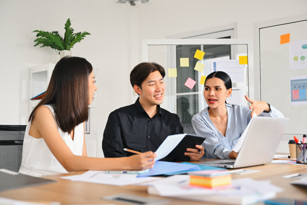 商务人士聚在一起，在现代化的办公室里进行头脑风暴，商务人士策划商业项目，穿着智能休闲装的人们讨论和工作。高质量照片图片下载