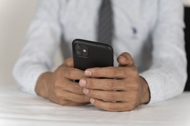 使用手机的男人图片下载