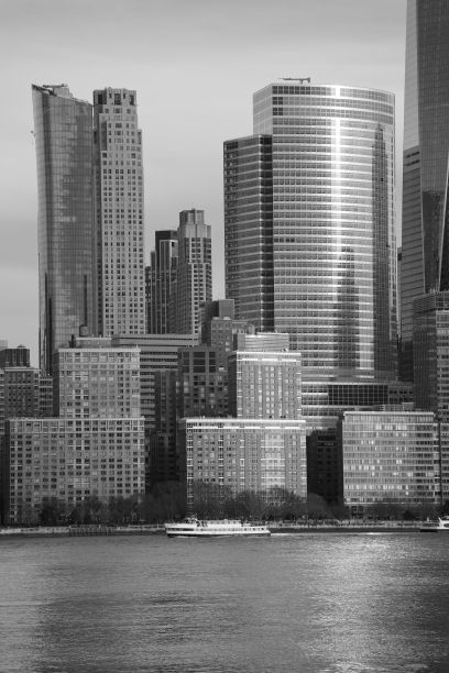 以各种大小和形状的摩天大楼为特色的令人惊叹的城市天际线图片下载