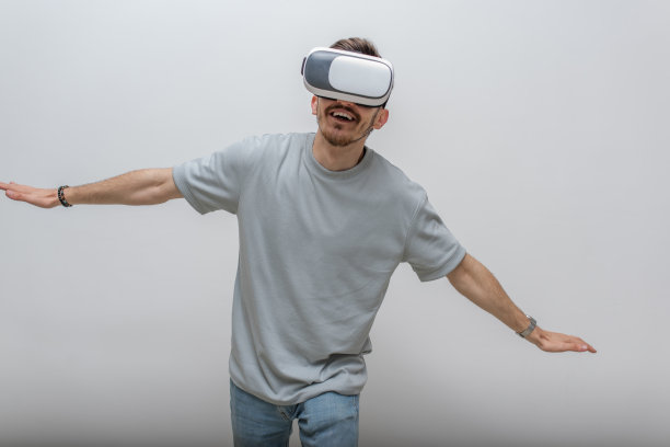 戴着虚拟现实眼镜的未来派男子在一个孤立的灰色背景中与空气互动。图片下载