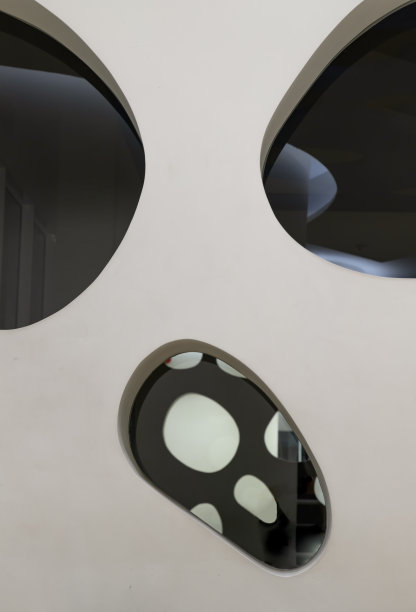 玻璃镜面嵌在白墙上，装饰在客厅里。图片下载