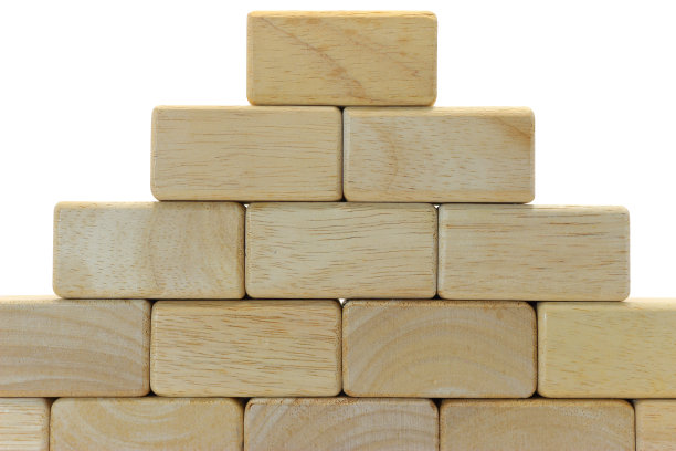 用木块砌成的三角形墙图片下载