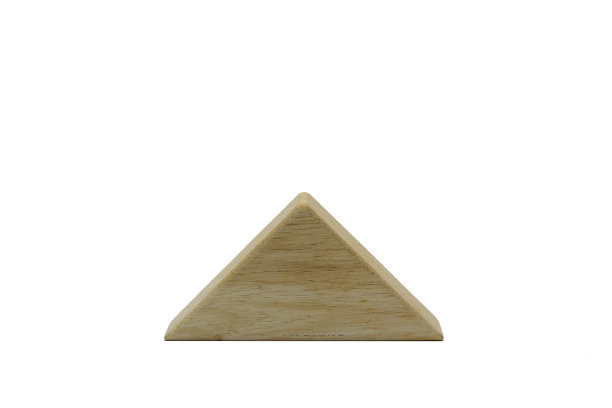 木块:放置在白色背景前的三角形木块图片下载
