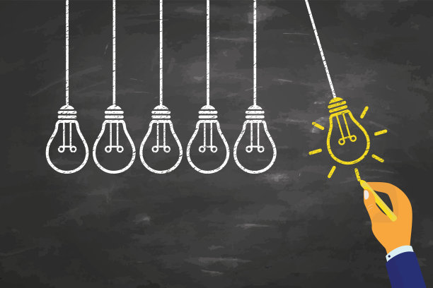 以黑板为背景的灯泡创新理念图片下载