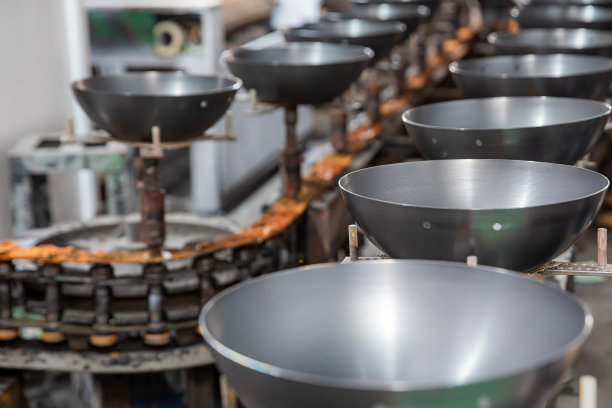 厨房锅制造工厂，烹饪用品生产工艺，工业厂房内生产线图片下载