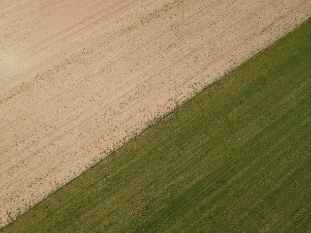 无人机拍摄的有土壤的耕地和有草的绿地图片下载