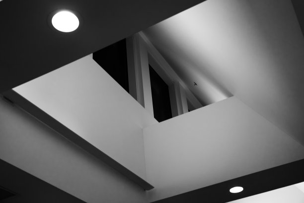 阁楼的窗户和黑白的灯光图片下载