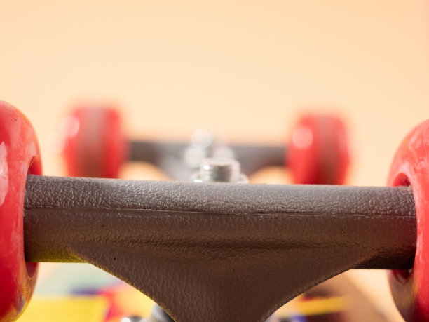 橙色背景的滑板。图片下载