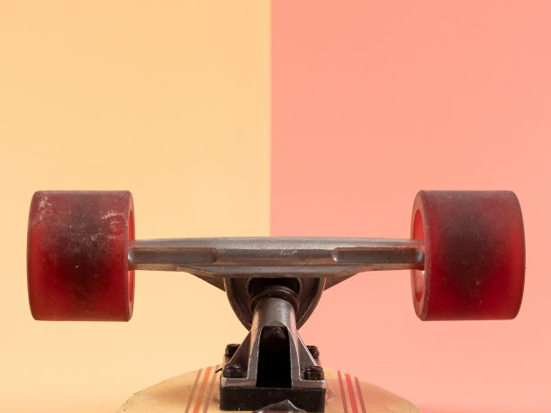 粉色和橙色背景的滑板。图片下载