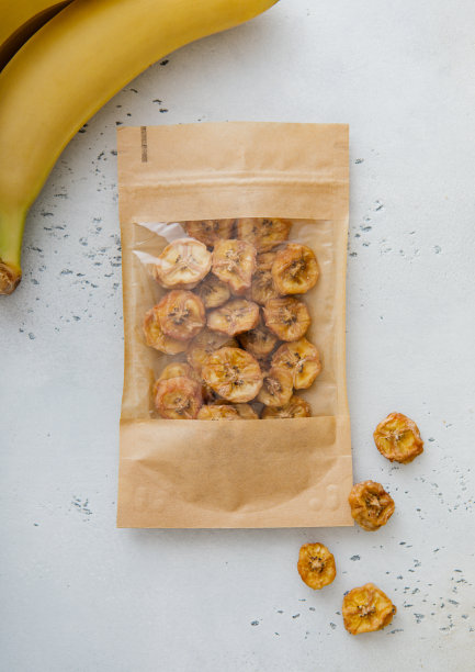 包干有机健康香蕉片与生香蕉。图片下载