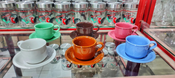 玻璃器皿店的橱窗里陈列着六个五颜六色的杯子图片下载