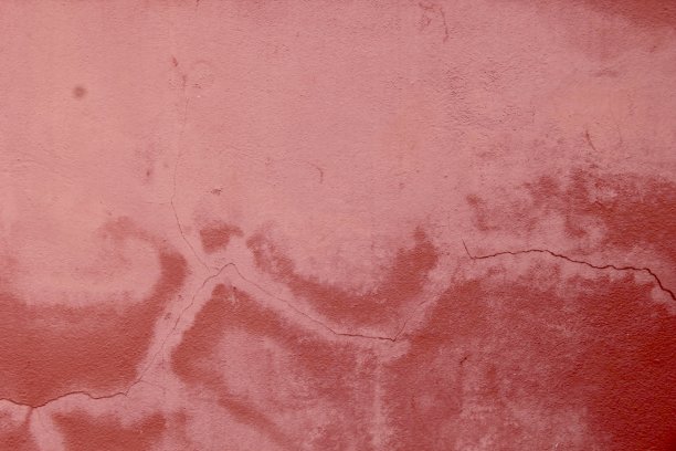 一张照片，红色的墙壁上有一个白色的消防栓，墙壁上有裂缝，裂缝上有红色的油漆图片下载