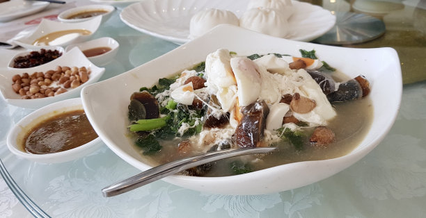 照片里有一碗汤，里面有一个勺子，有一碗汤，里面有一个勺子图片下载