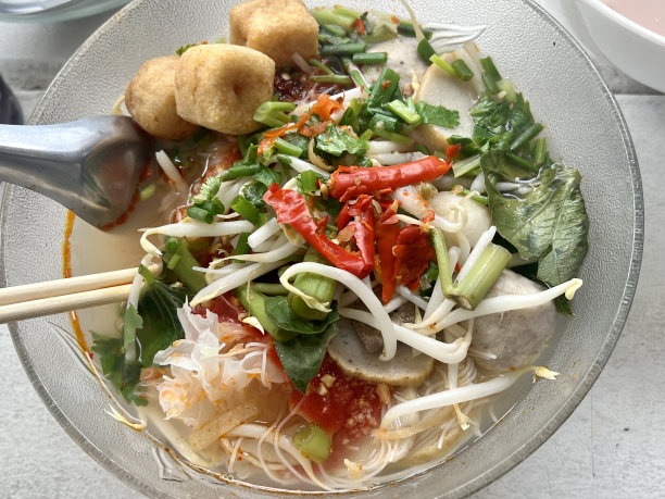 一幅用筷子盛一碗食物和一碗汤的照片，还有一碗用筷子盛一碗食物和一碗汤图片下载