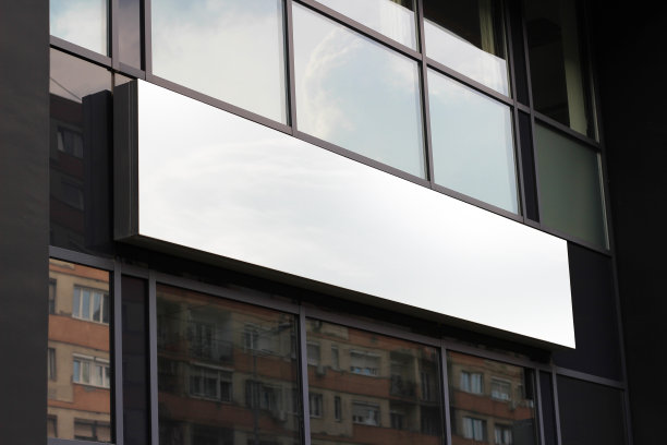 空白的白色餐厅或商店的标志模型，大型广告牌横幅上的店面模板。图片下载