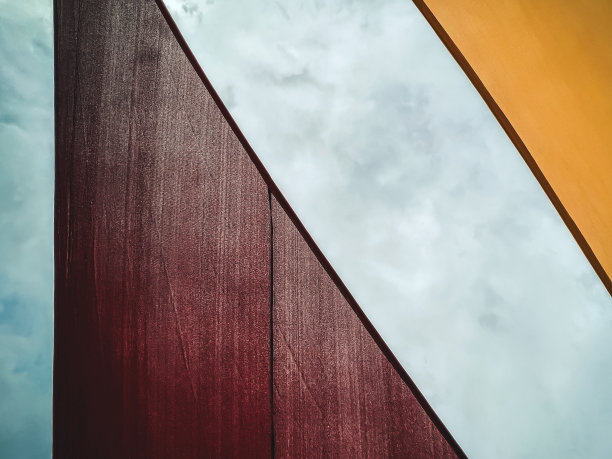 红色和黄色的彩旗映衬着蓝天图片下载