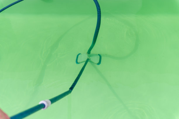 水下真空清洁室外泳池。从上面看。图片下载