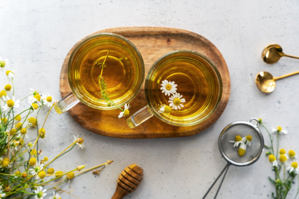 两杯洋甘菊茶的俯视图图片下载